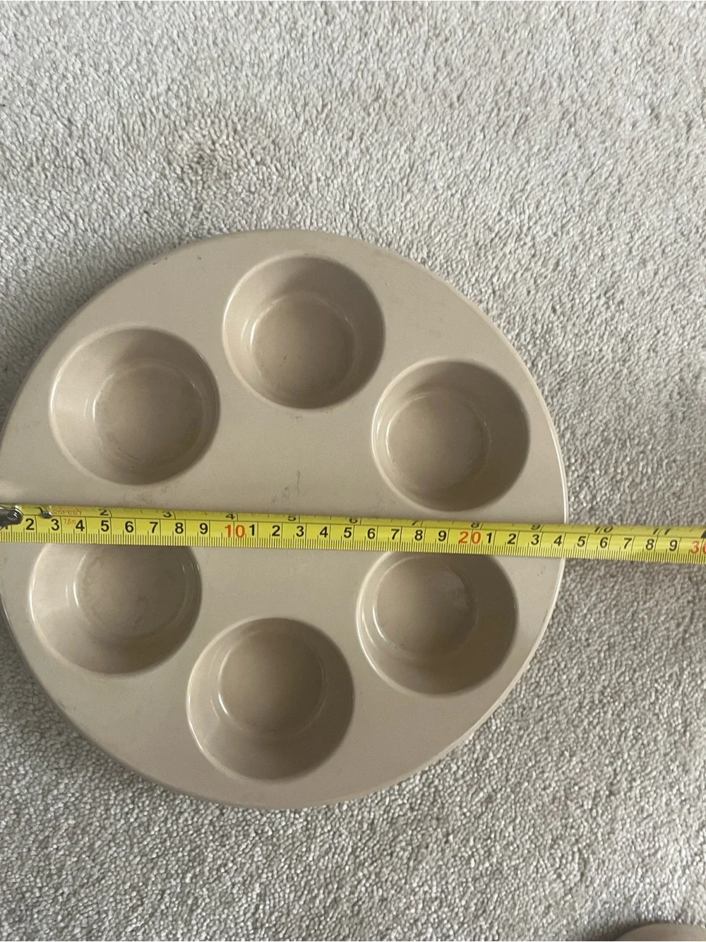 Beige Vintage Microwave 6-Cup Round Muffin Pan